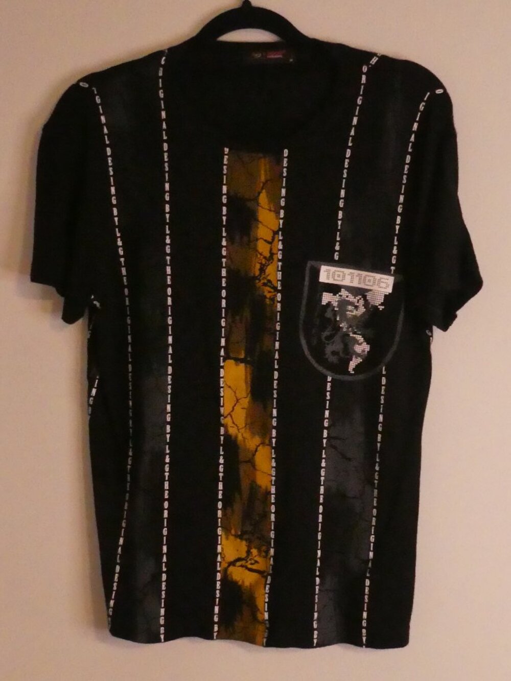 L&G LAGOS EXCLUSIVE Black Vertical Text Striped Graphic Tee - size medium